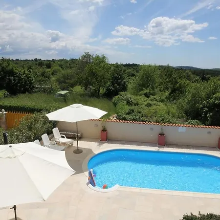 Feriehus With Pool Burići